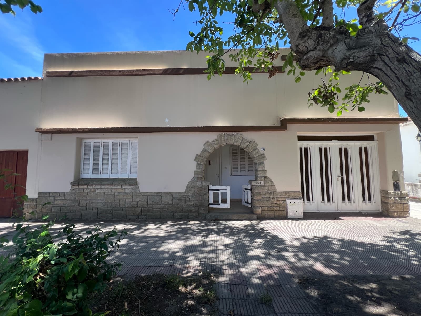 Casa 3 ambientes con patio en zona 2 de Miramar - 1