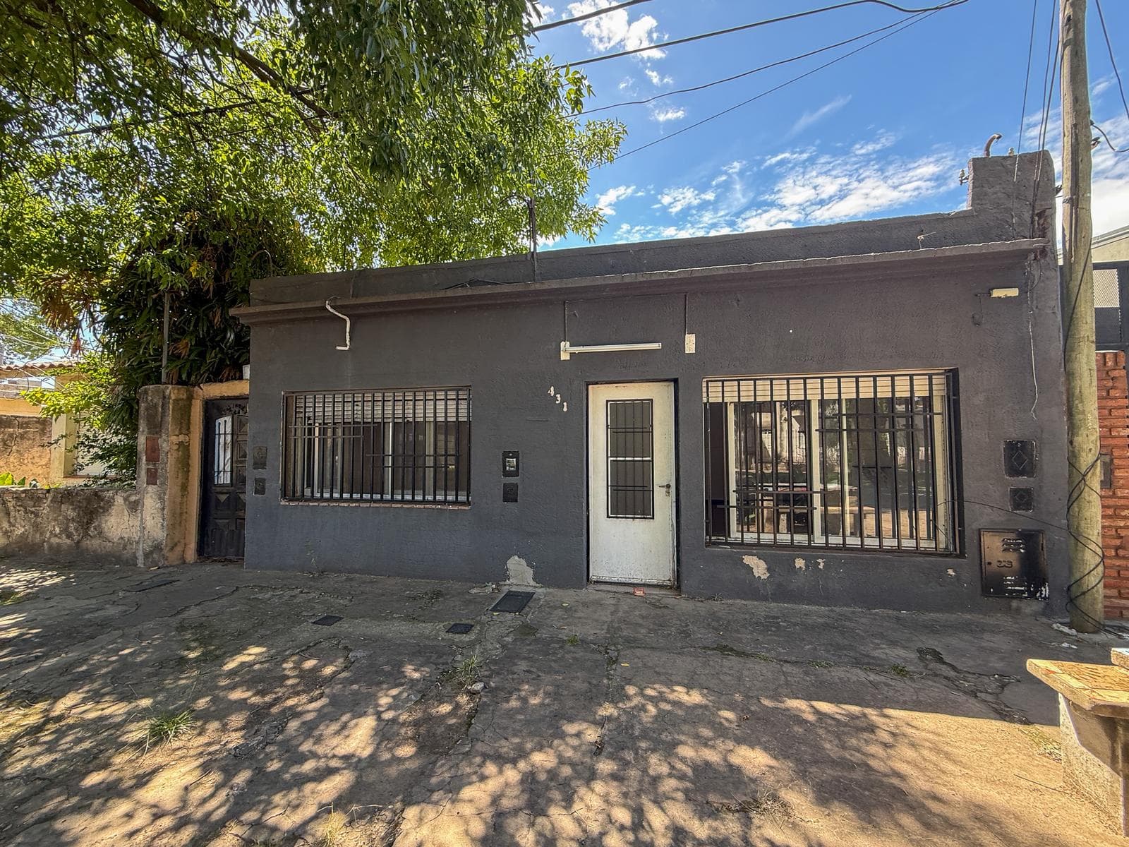 Venta casa a reciclar de 2 dormitorios con patio cerrado ,Fisherton - 1