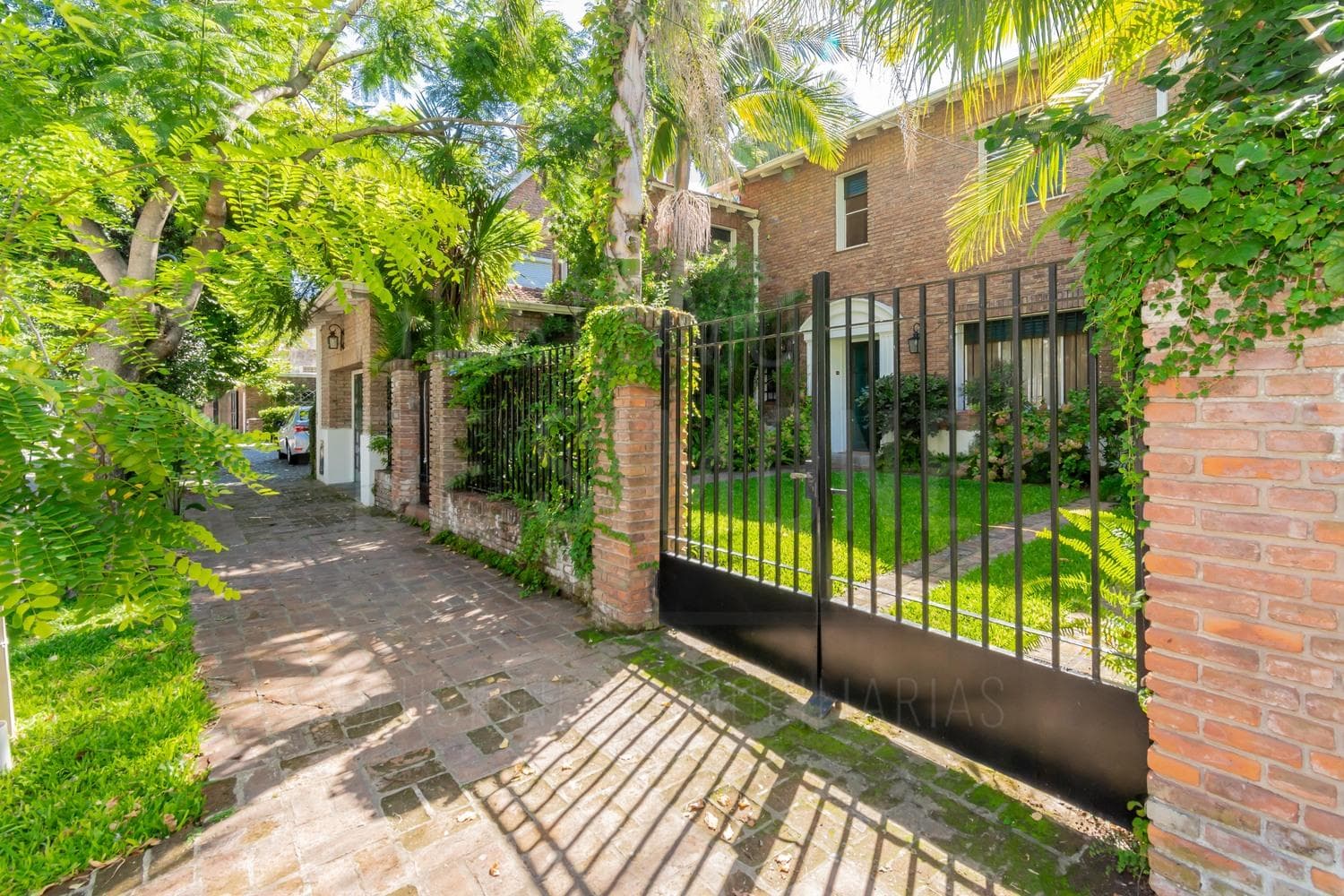 Venta Casa de 5 ambientes con quincho, pileta, garage en Martínez - 1