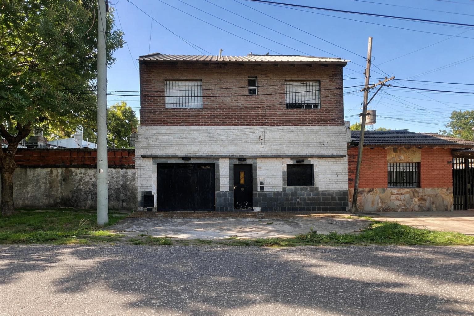 VENTA CASA 3 DORMITORIOS CON PATIO EN BARRIO MATHEU - 1