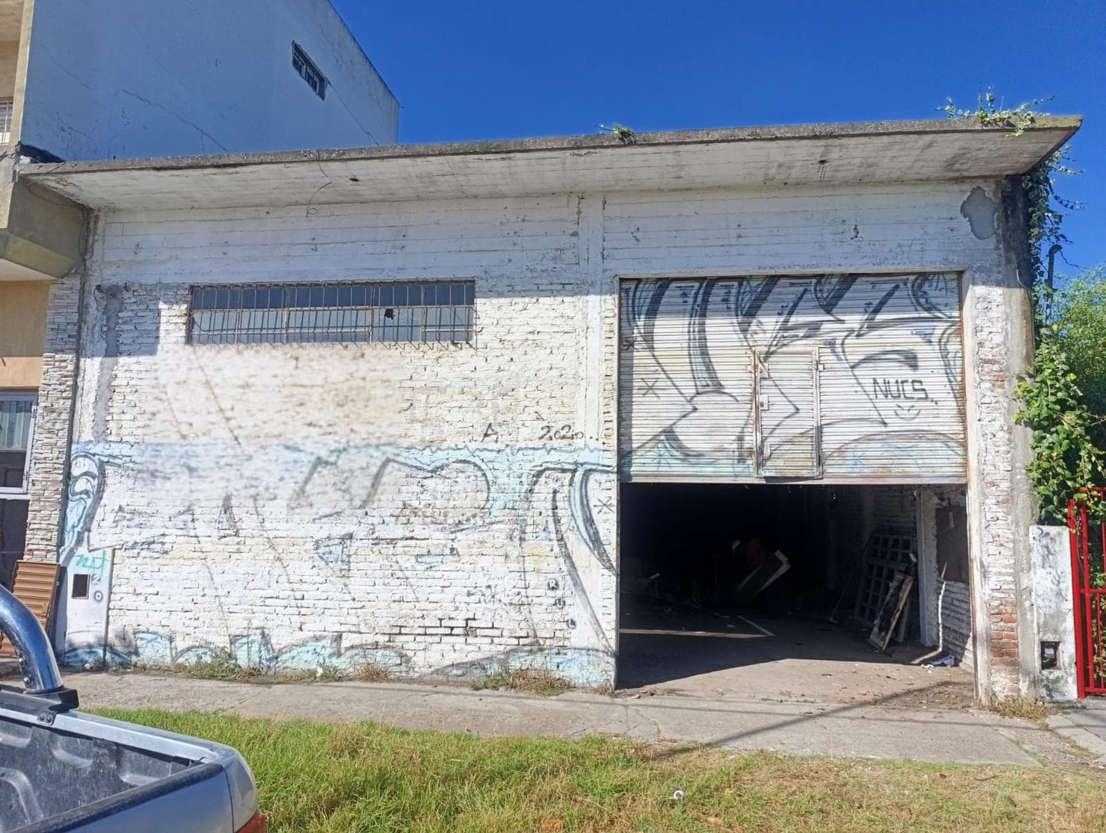 Galpón 280 m² sobre Av. Libertad – Apto camiones - ACEPTA PERMUTA - 1