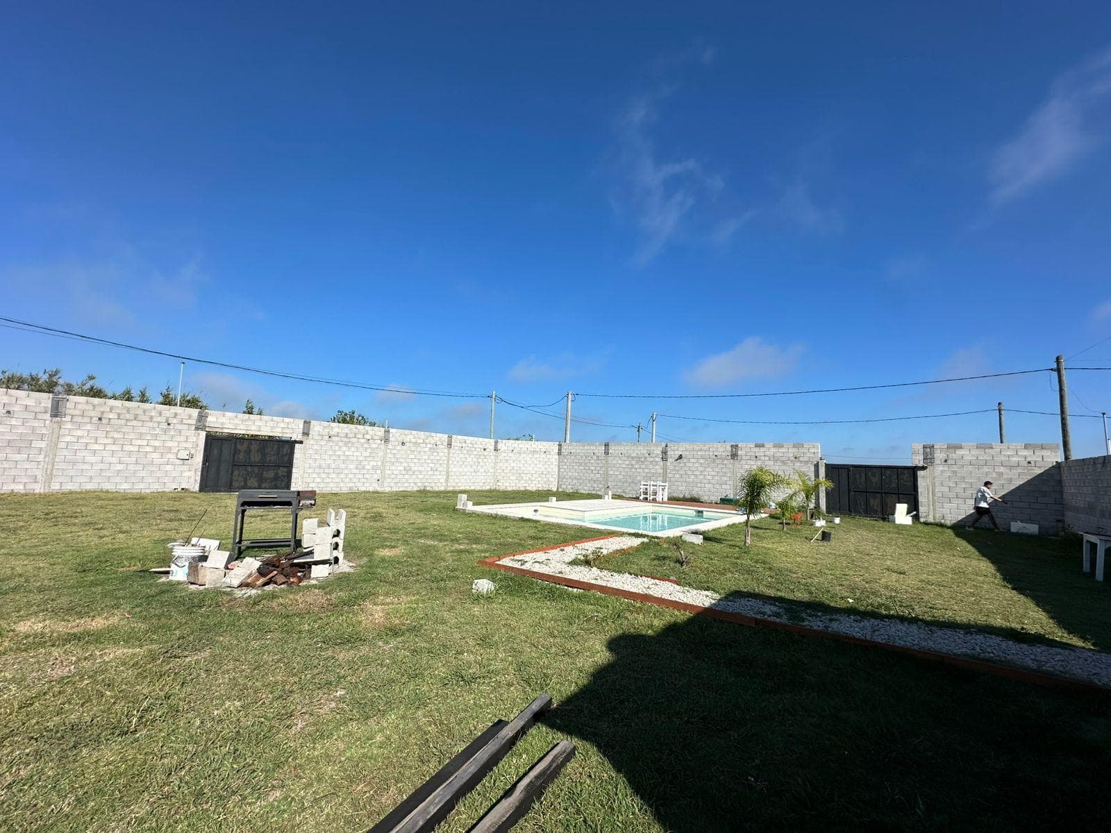 Terreno con pileta y baño - 1