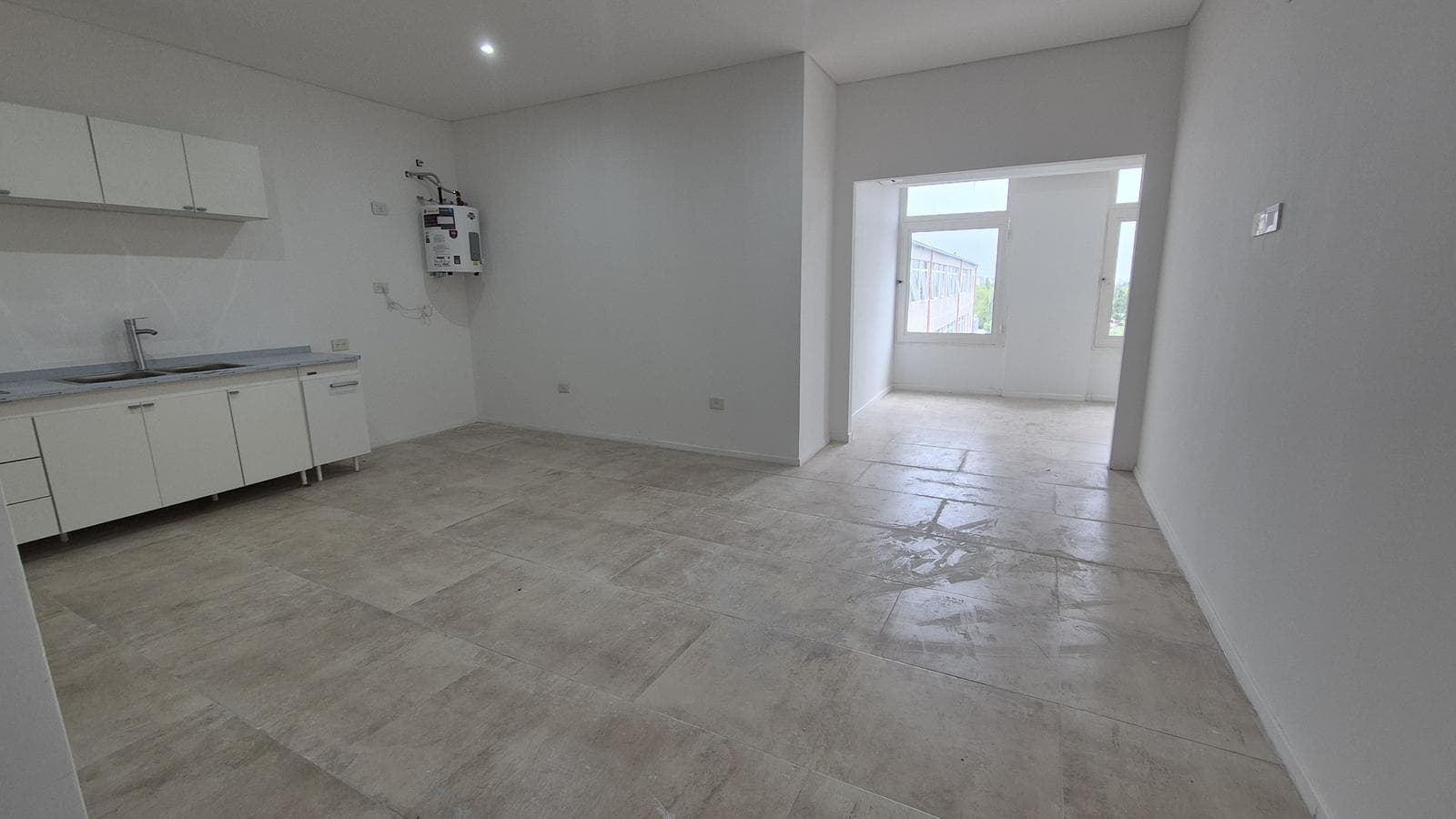 ALQUILER 2 AMBIENTES Y MEDIO DELTA CENTER COCHERA APTO PROFESIONAL - 1