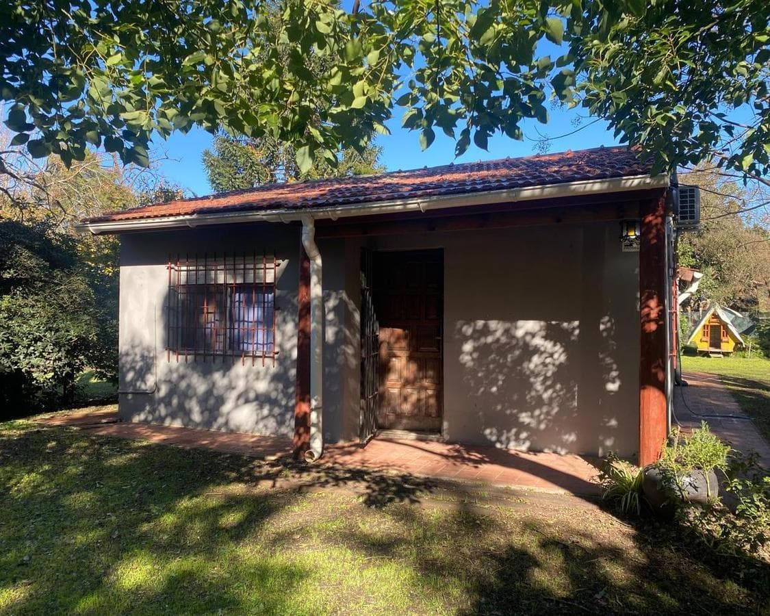 Casa en Cañuelas con gran terreno y quincho completo en venta - 1