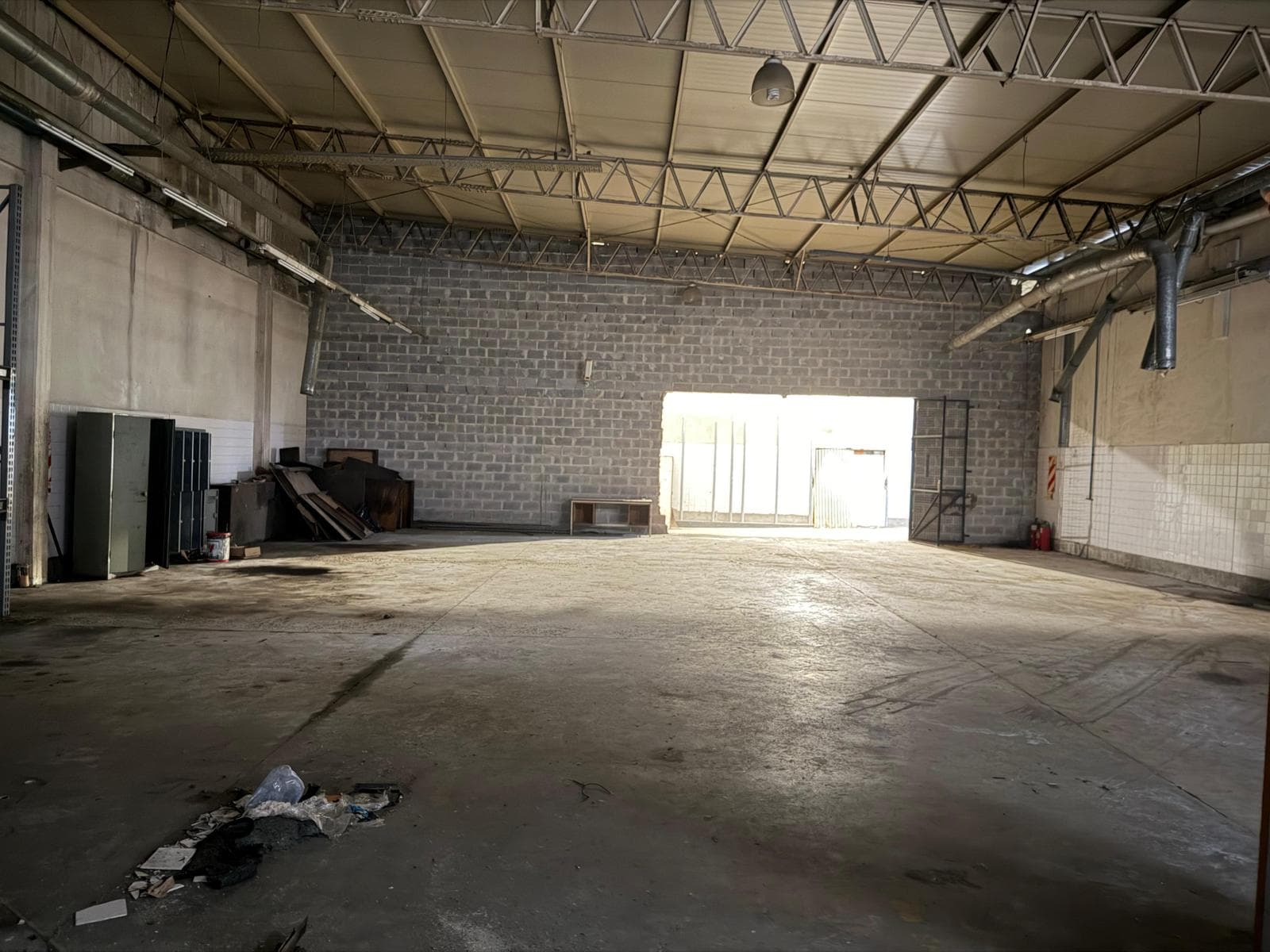 Depósito de 1000m2 en alquiler, techo de losa, excelente ubicación. - 1