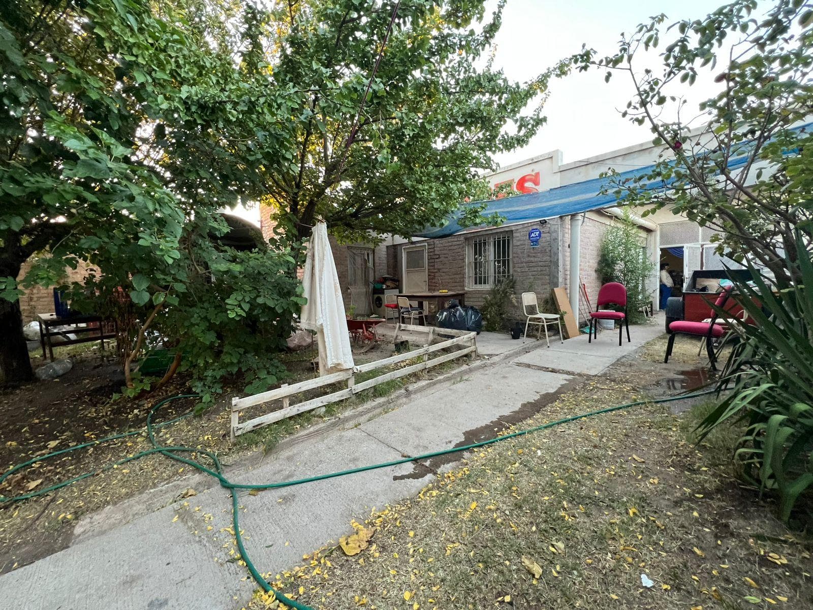 Casa a refaccionar amplio terreno - 1