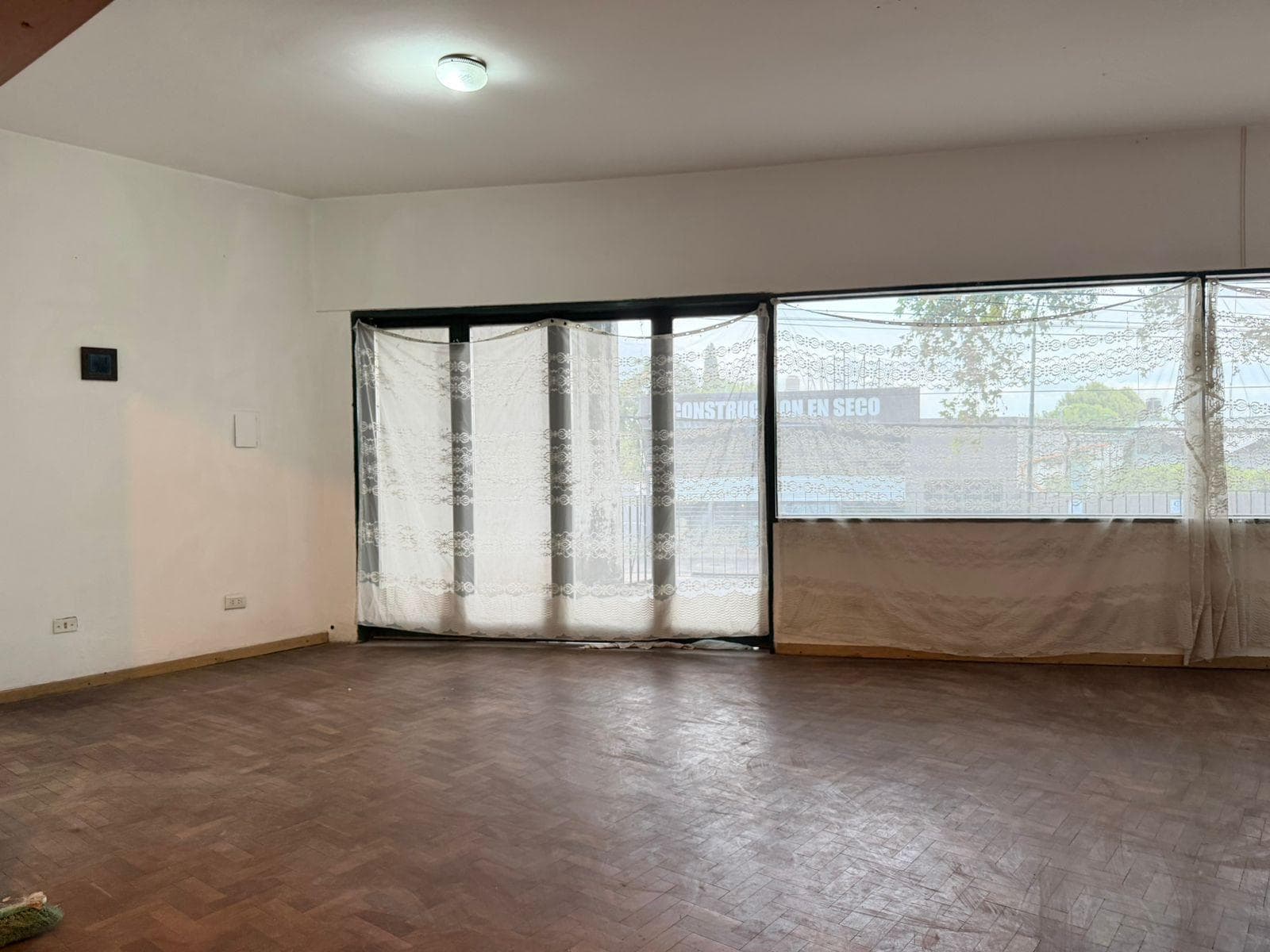 CASA PLANTA ALTA UN DORMITORIOS / PERON 5200 - 1