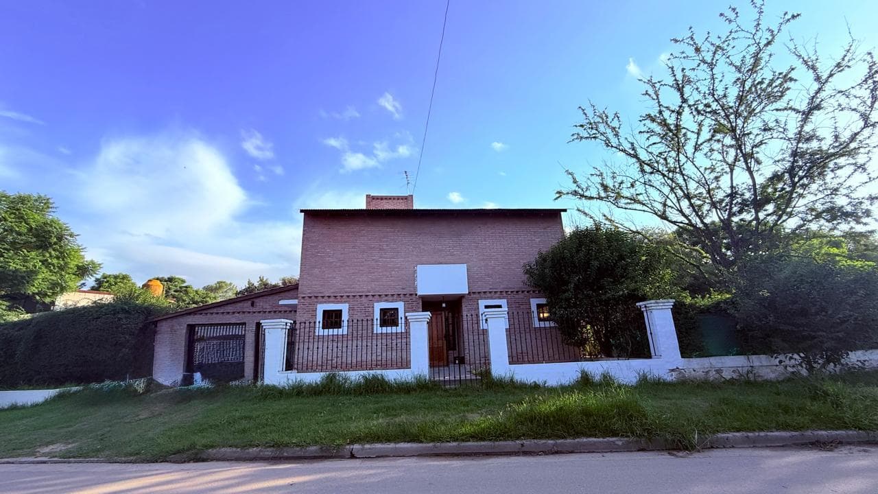 Casa 3 dormitorios 2 baños quincho patio cochera doble Villa Allende Parque - 1