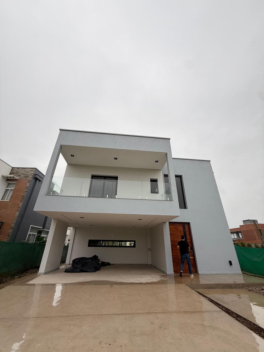 Casa en dos plantas a estrenar. Terreno 365 m2, Sup. Total 289,82m2, se componen de Sup. Cubierta 186m2, Sup. semicubierta 52m2 ( 103.5/2) - 1