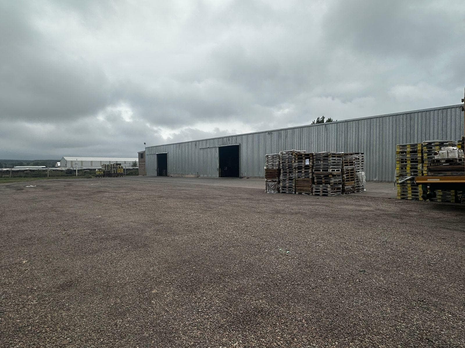 Galpón de 3.000 m² frente a bodega Norton - 1