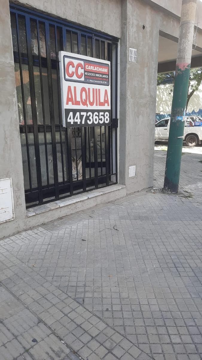 Local en alquiler en esquina, amplia vidriera. 130 mts2 - 1