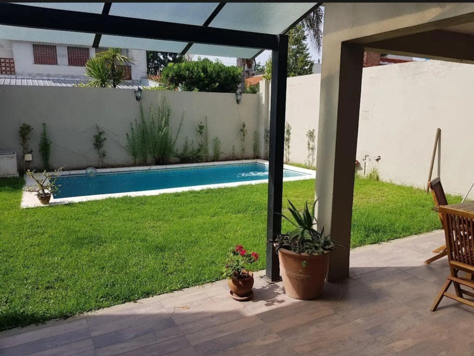 VENTA – CHALET DE 5 AMBIENTES EN 2 PLANTAS CON JARDÍN Y PILETA - 1