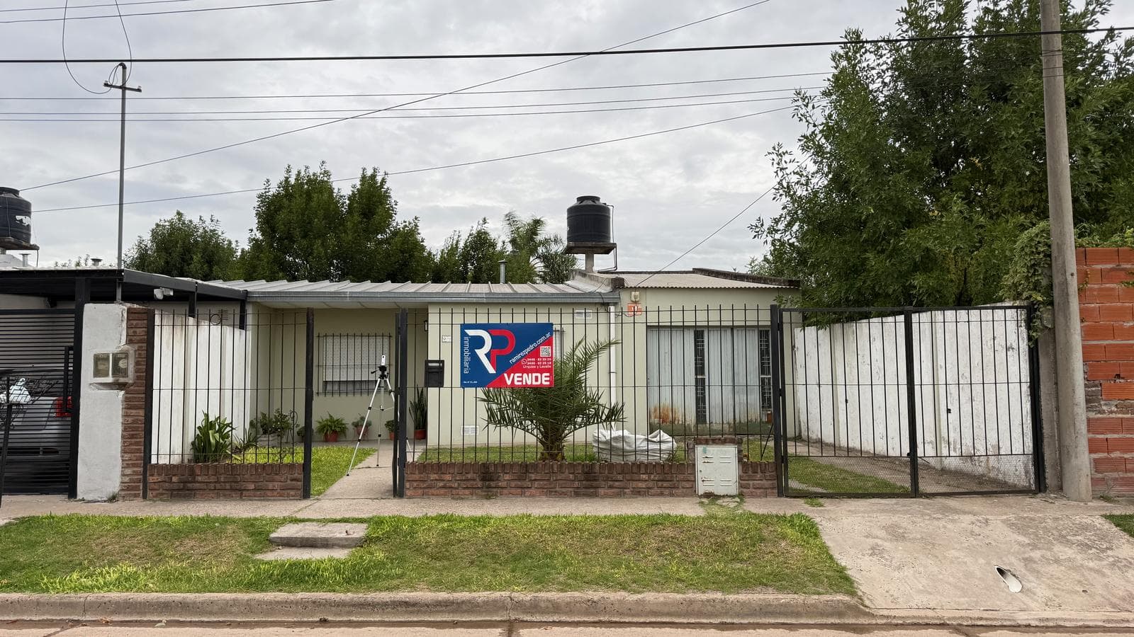 OPORTUNIDAD! CASA CON TODOS LOS SERVICIOS! - ESCUCHO OFERTA! - 1