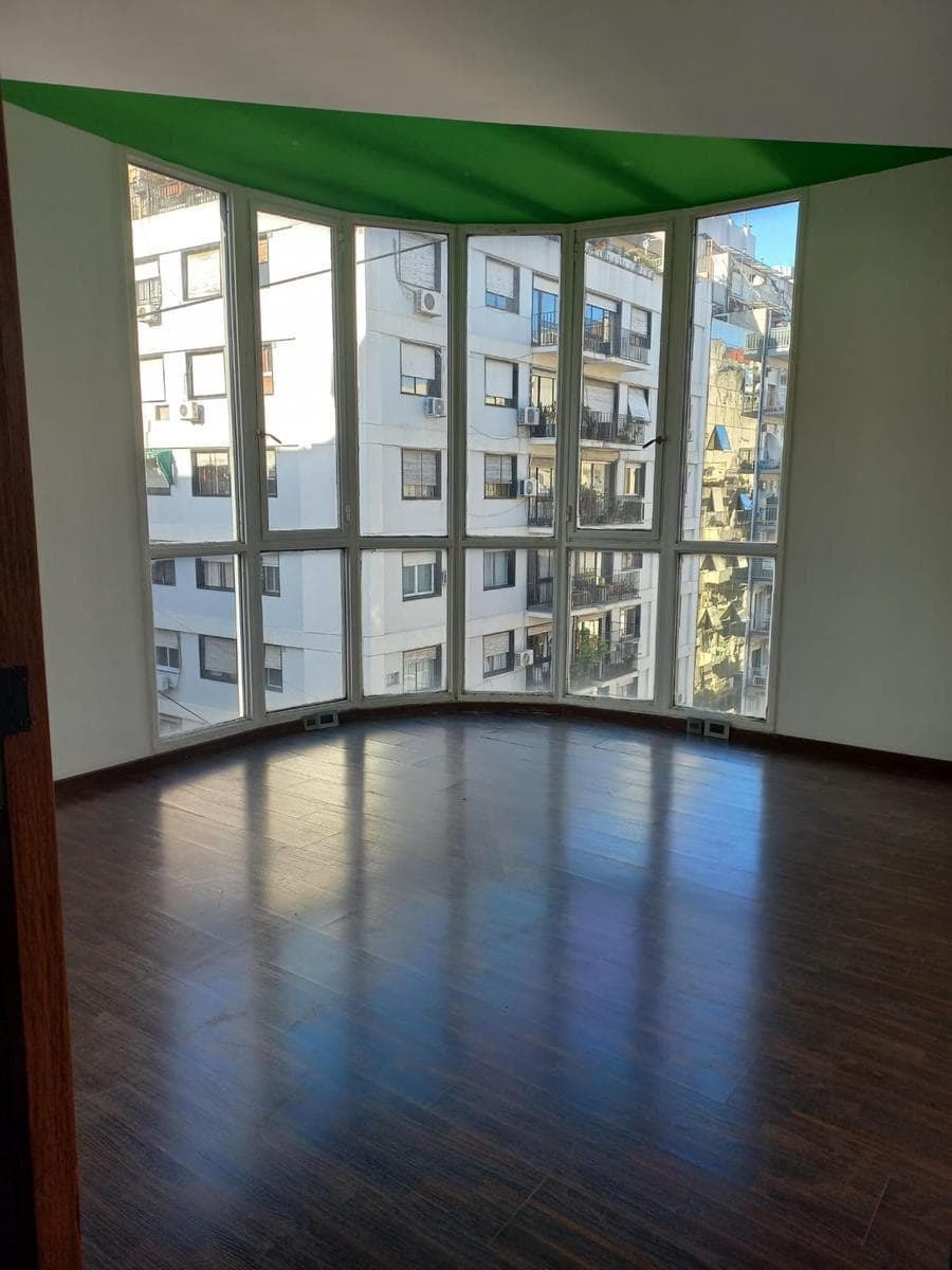 Alquiler de hermosa oficina en esquina, muy luminosa - 1