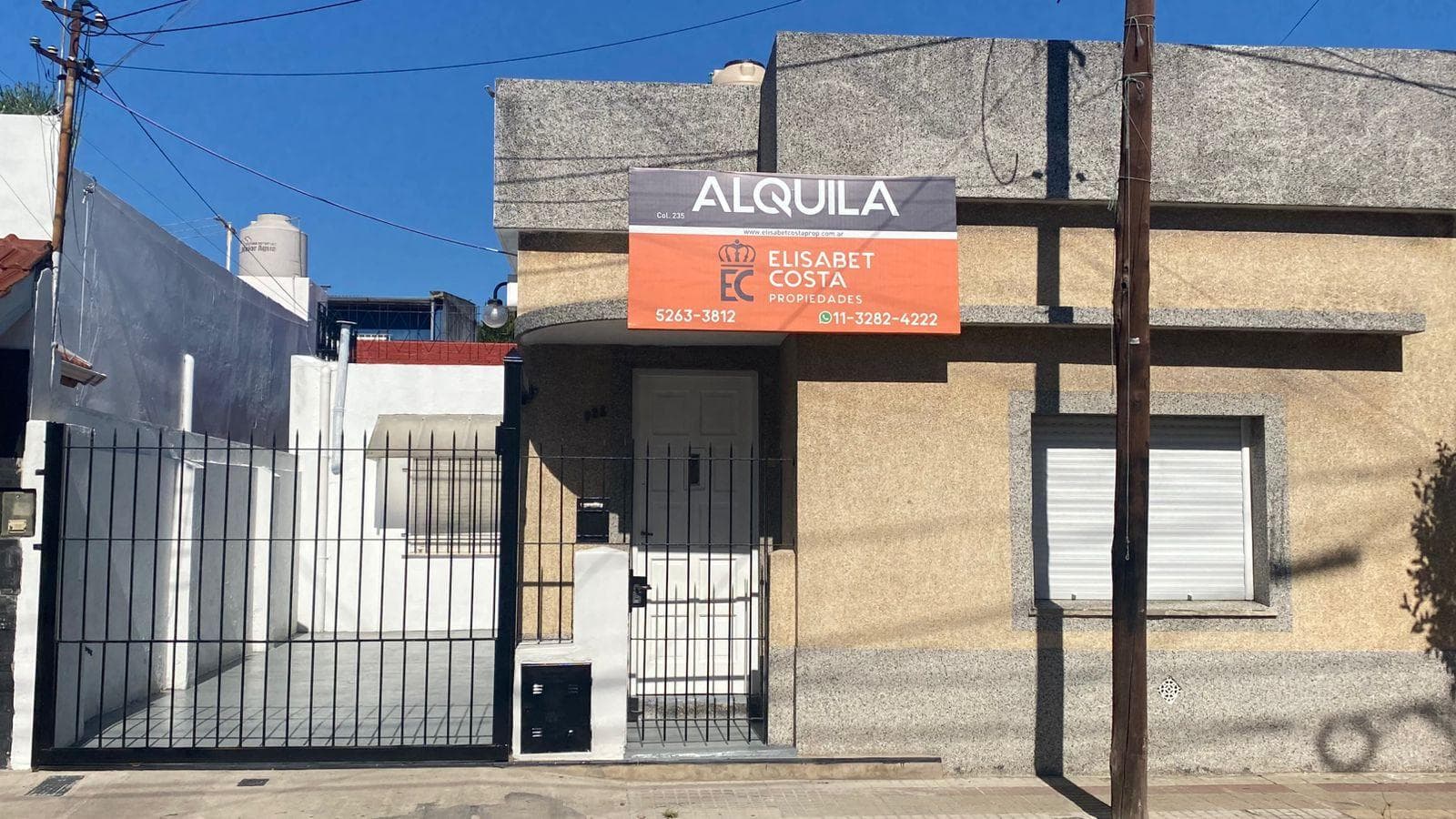 Casa en Alquiler en Lanús Este bien ubicada, con espacio guarda coche - 1