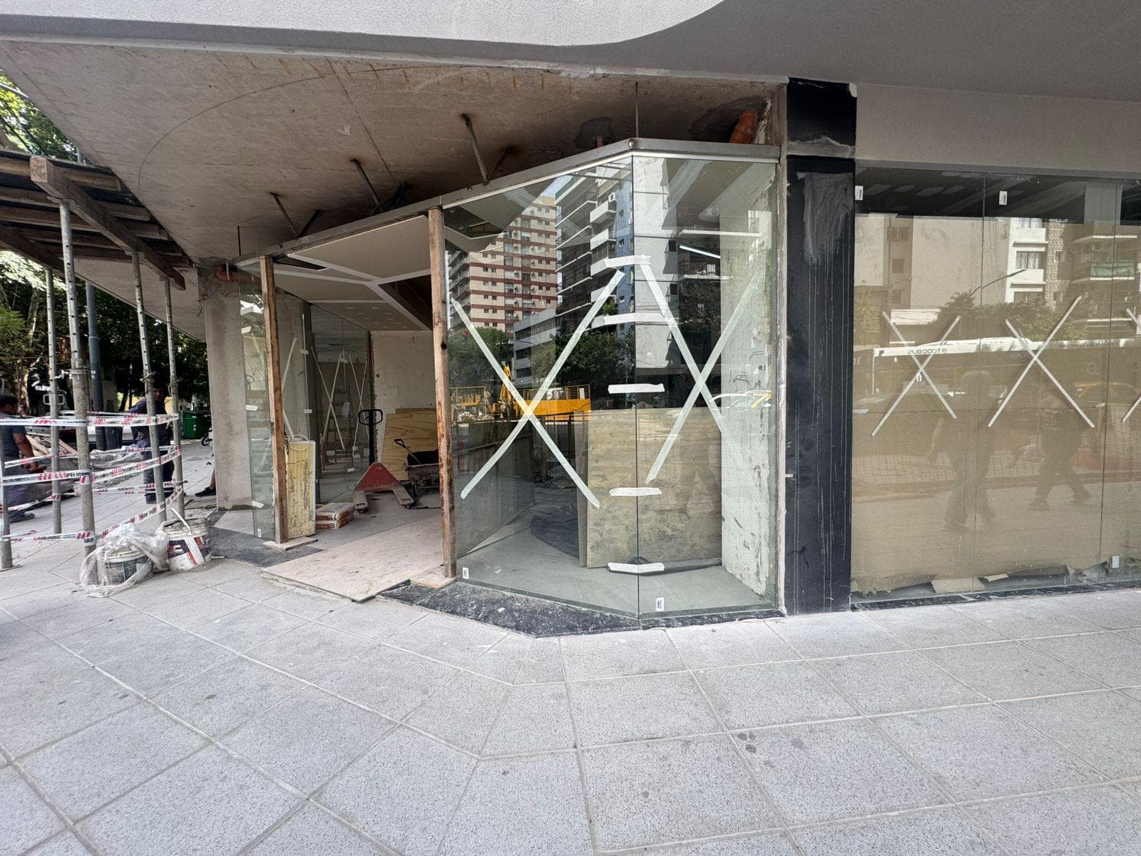 LOCAL EN "NOSSA PERLA" – ESTRATÉGICA UBICACIÓN EN AV. ÁNGEL GALLARDO - 1