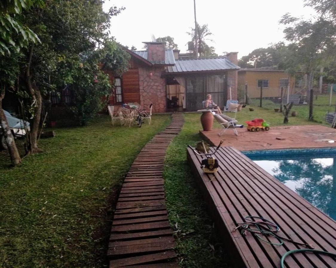 VENDO CASA EN AMPLIO TERRENO, QUINCHO Y PILETA, CANDELARIA MNES - 1