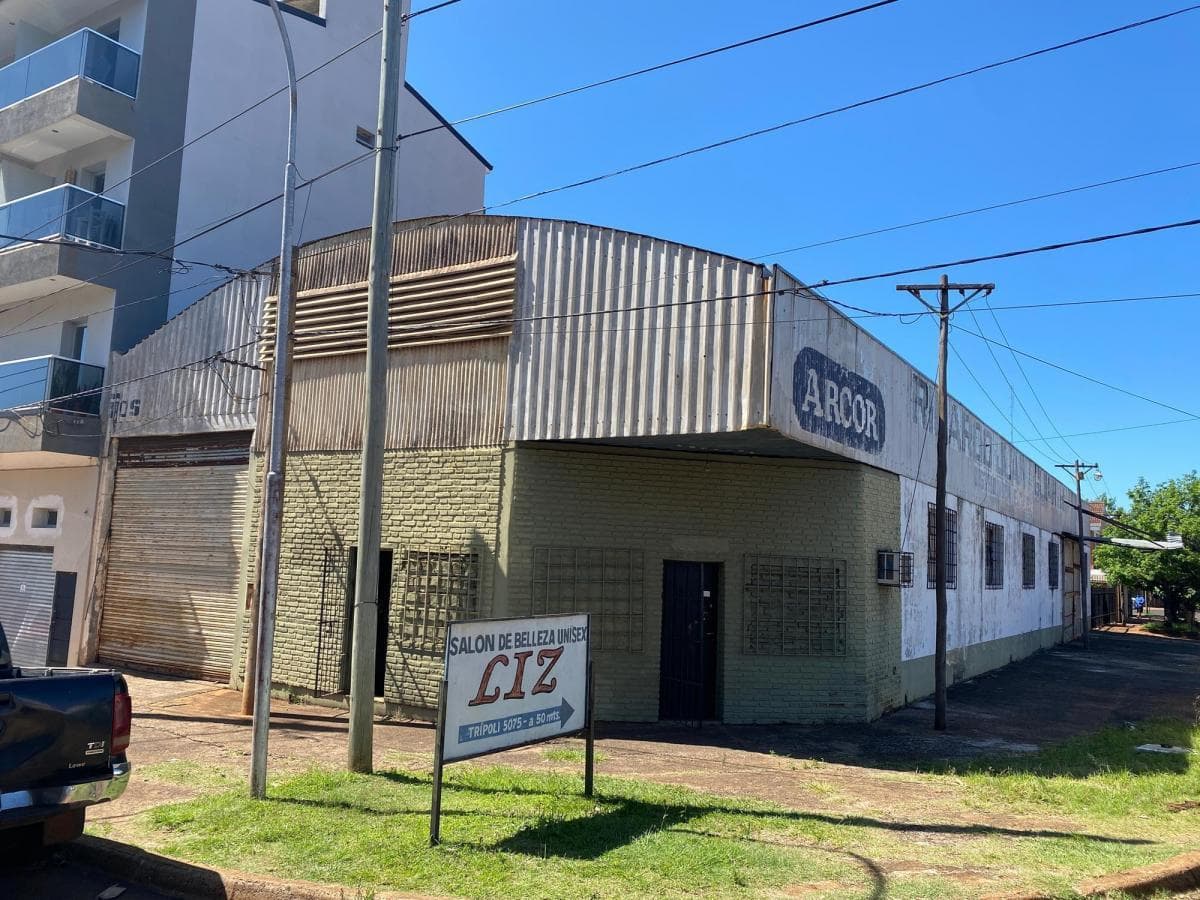 VENDO AMPLIO GALPÓN EN ESQUINA DE IMPORTANTE AVENIDA . - 1