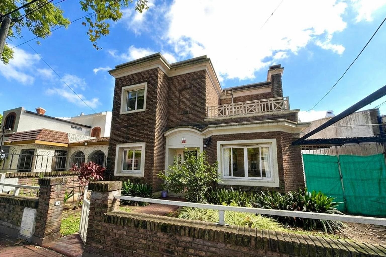 VENTA - CASA DE 3 DORMITORIOS CON JARDIN Y COCHERA - ALBERDI - 1