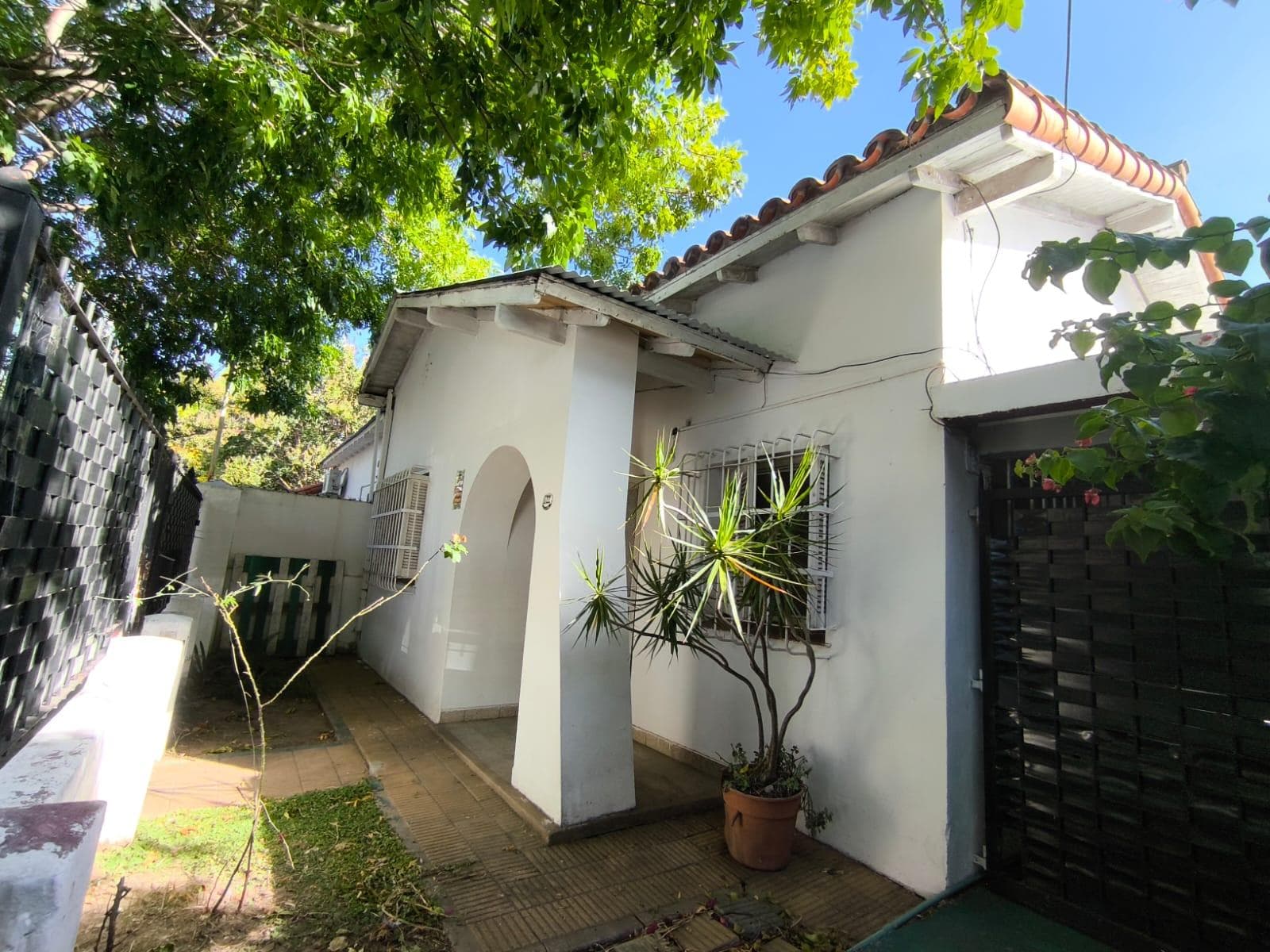 Casa en venta de 3 ambiente, lote propio, cochera, patio con jardín y parrilla - 1