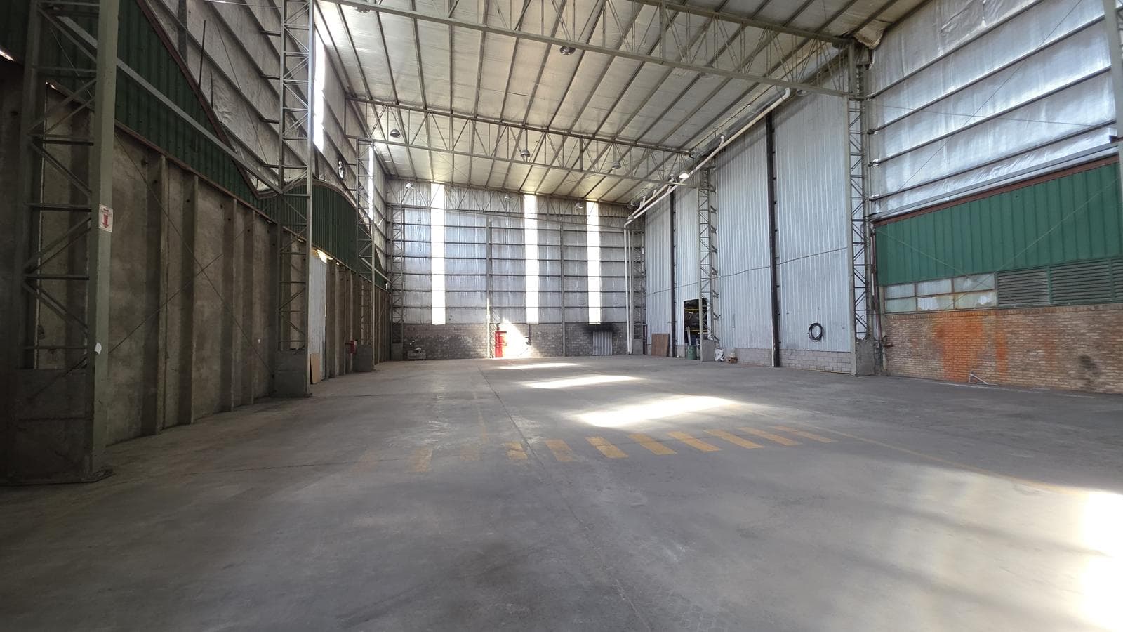 Galpón 1200 m2 cubiertos en predio cerrado en zona ind. Garín a metros de Panamericana - 1