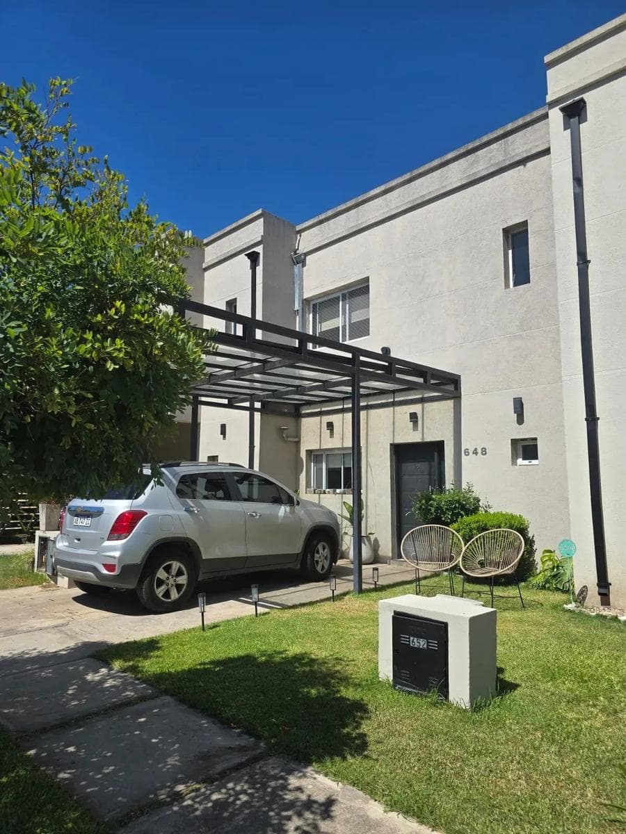 Casa en venta - 2 Dormitorios 2 Baños - Esteban Echeverría - 1