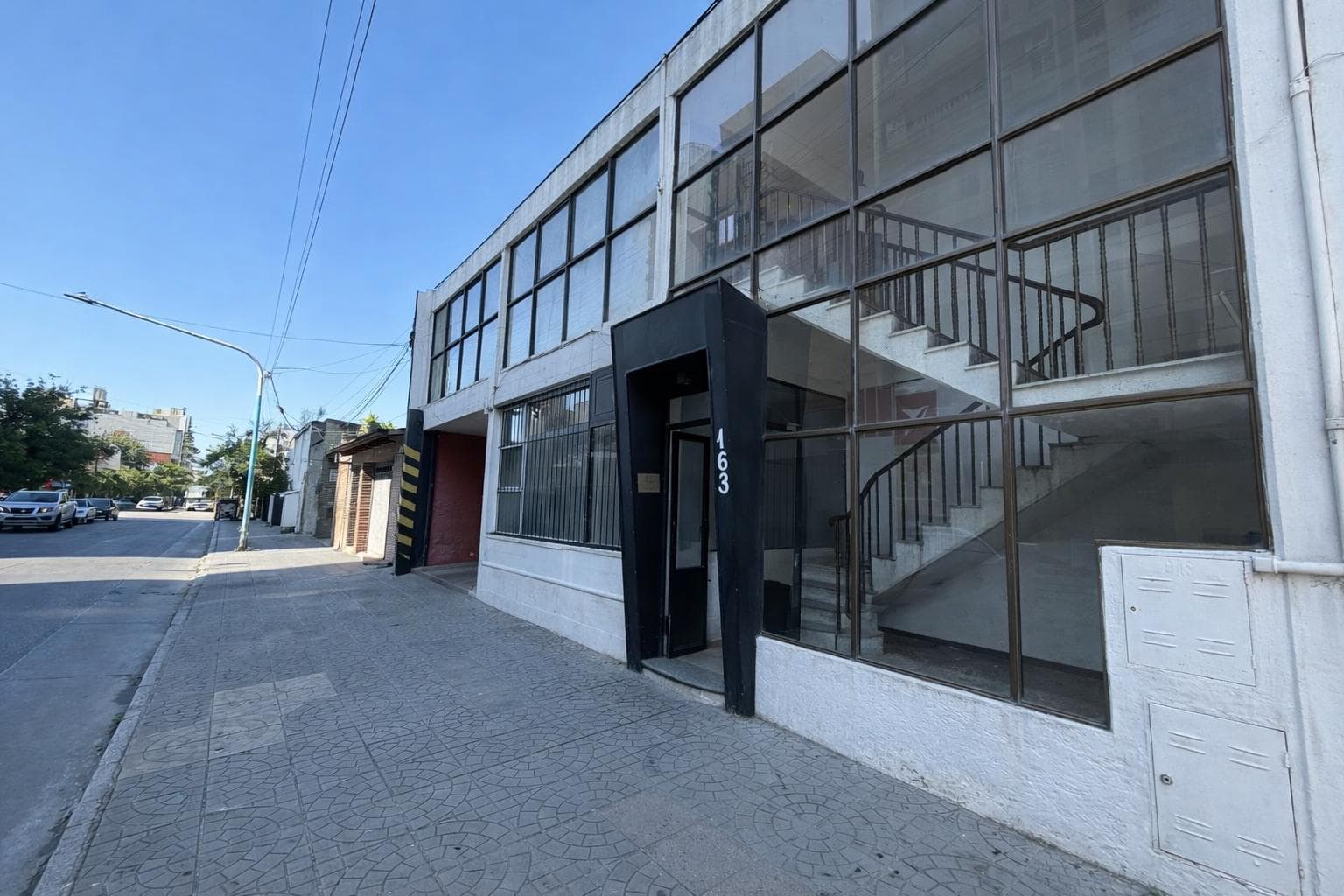 Propiedad Comercial de Gran Escala con Estacionamiento - 1