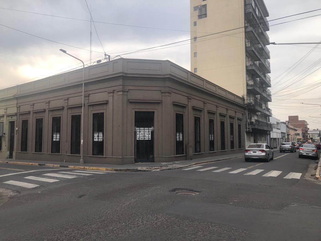 Italia al 100. Amplio Local en alquiler en Parana - 1