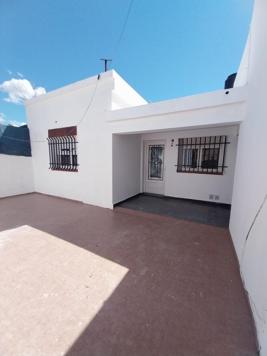 Casa con Patio y Cochera dos dormitorios. Excelente oportunidad - 1