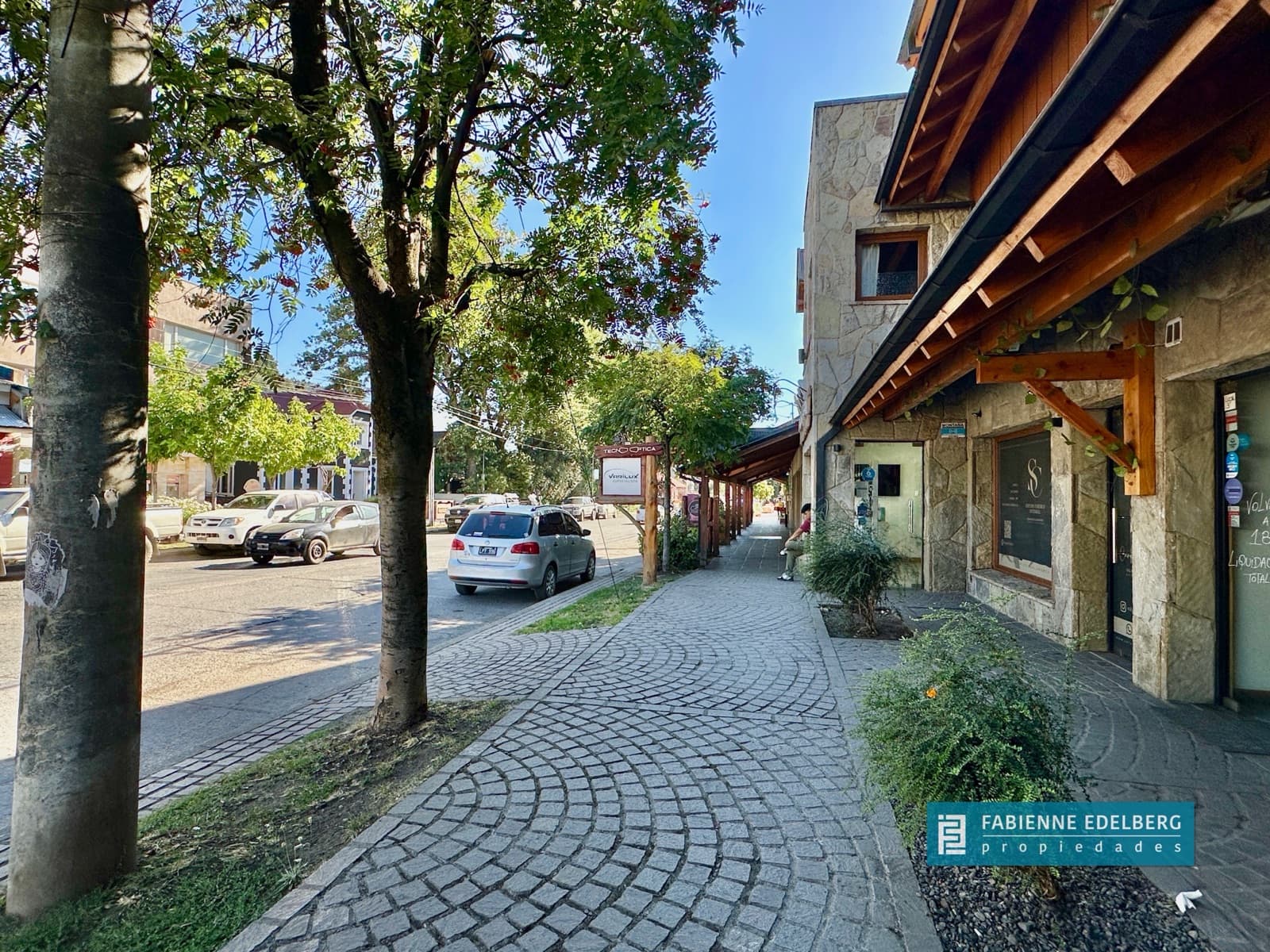 Venta Locales comerciales sobre Av, San Martin al 1300 - San Martin De Los Andes - 1