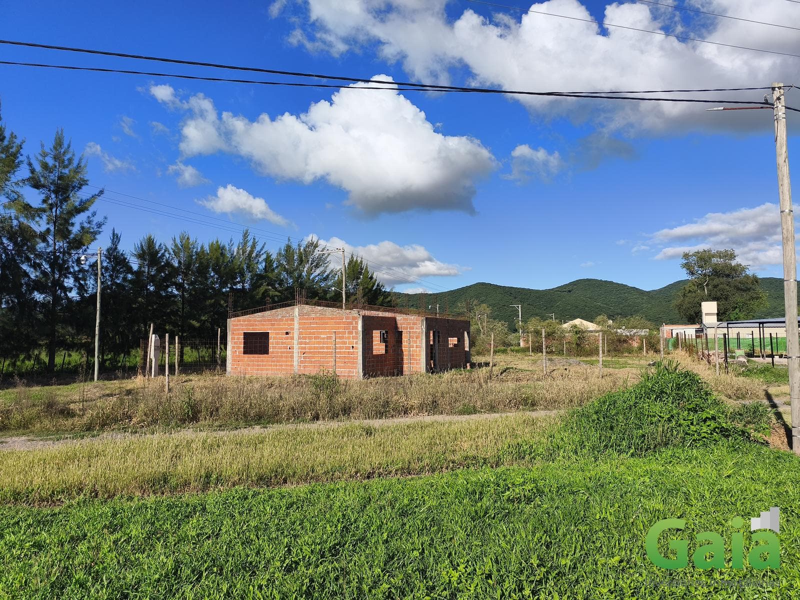 TERRENO ESQUINA CON OBRA EN URBANIZACION LA SECUNDINA CERRILLOS - 1