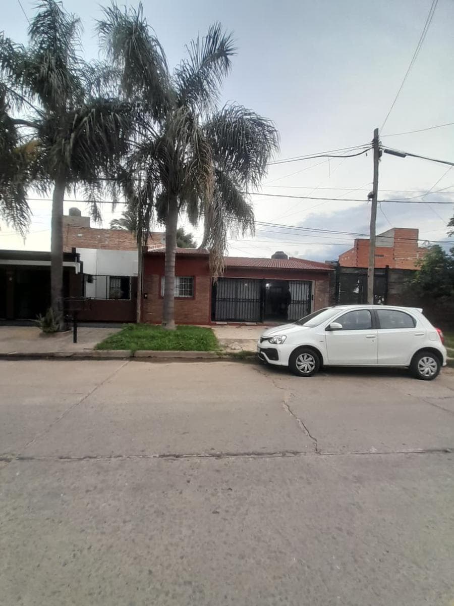 CASA DOBLE COCHERA DE 2 DORMITORIOS Y PATIO VERDE EN ALBERDI AL 7700 - 1