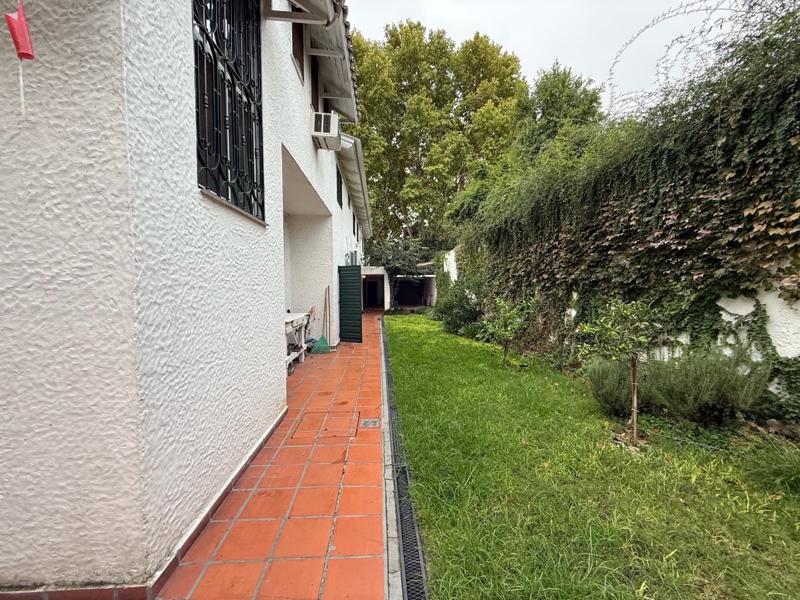 Casa en alquiler de 3 dormitorios con dos cocheras y con patio verde, Pichincha, Rosario. - 1