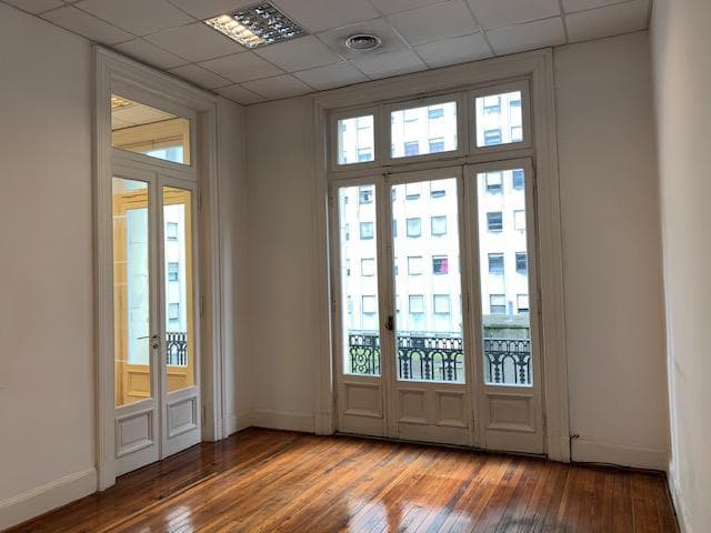 EXCELENTE OFICINA IMPECABLE ESTADO 4/5 DESPCHOS! TECHOS ALTOS - 1