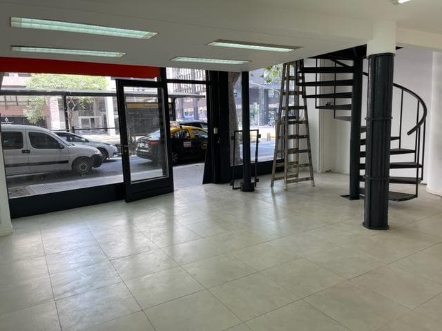 Muy buena vidriera sobre Alem- Impecable estado - Doble altura con oficinas - 1