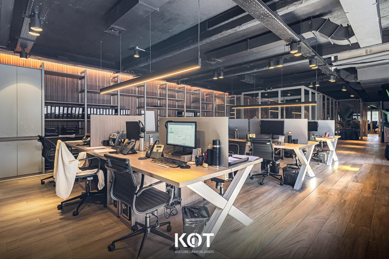 Excelente oficina comercial de 268 metros con 2 cocheras en Villa Crespo. EN VENTA! - 1