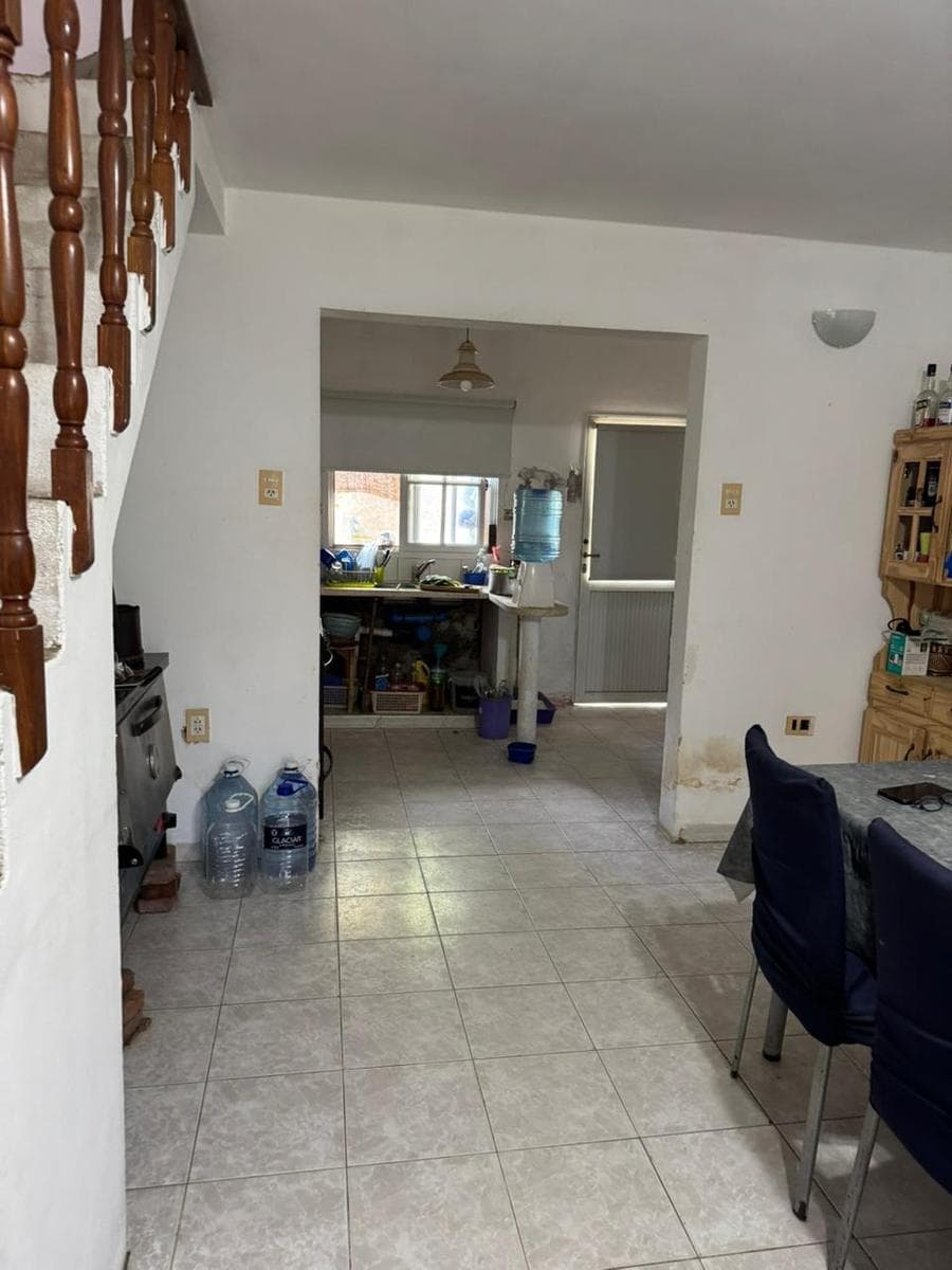 Casa distribuida en 2 plantas y galpón - 1