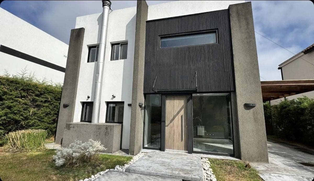 Casa en venta - 5 Dormitorios 4 Baños - Berazategui - 1