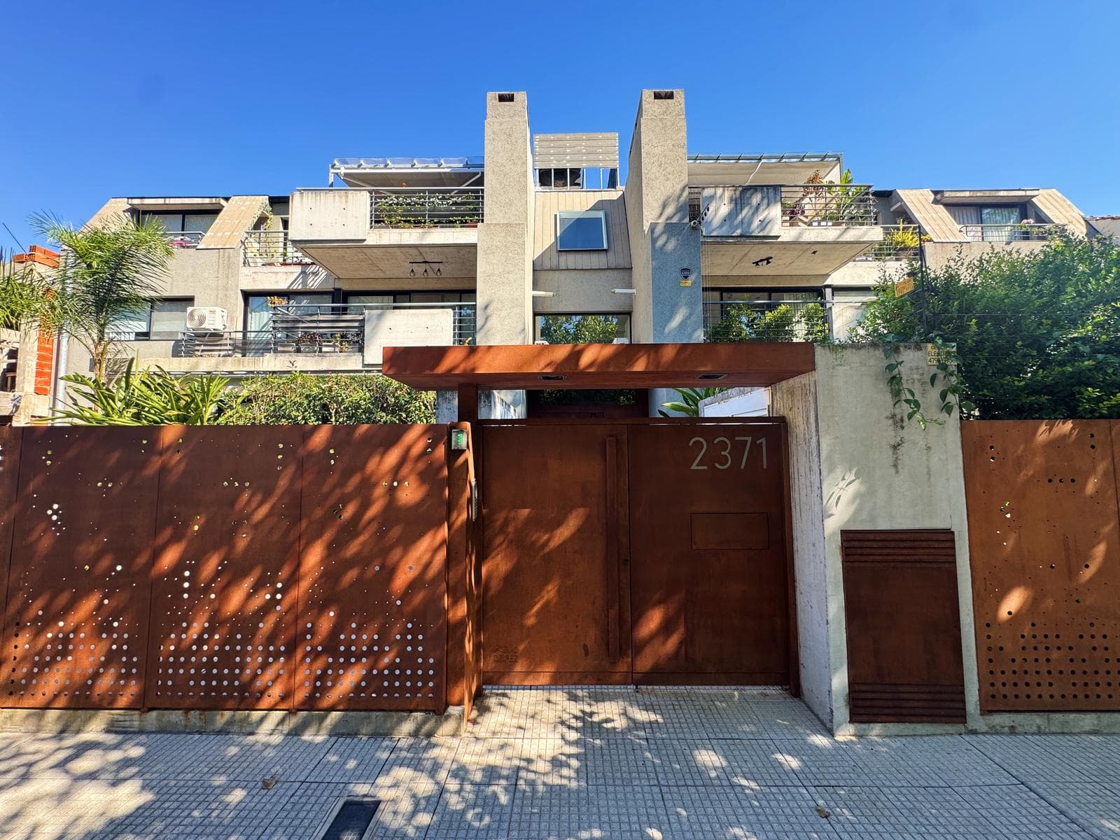 Departamento con terraza propia y cochera en Punta Chica - 1