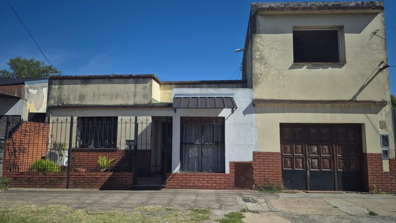 Casa 3 ambientes con cochera y jardín en La Tablada - 1