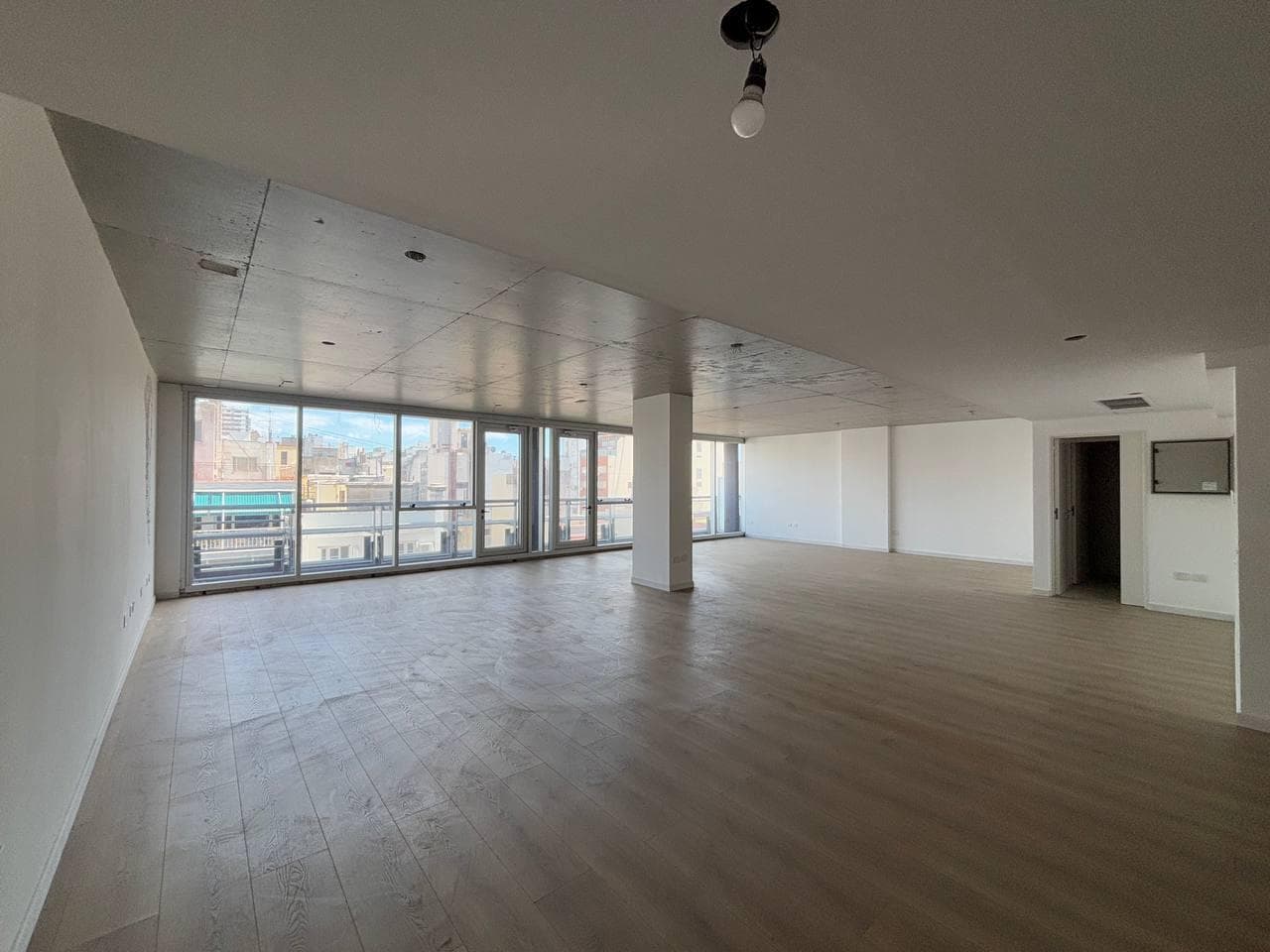 Alquiler de Oficina AAA - Piso y Aire Colocado - Seg- Amenties - Tribunales Office - 1