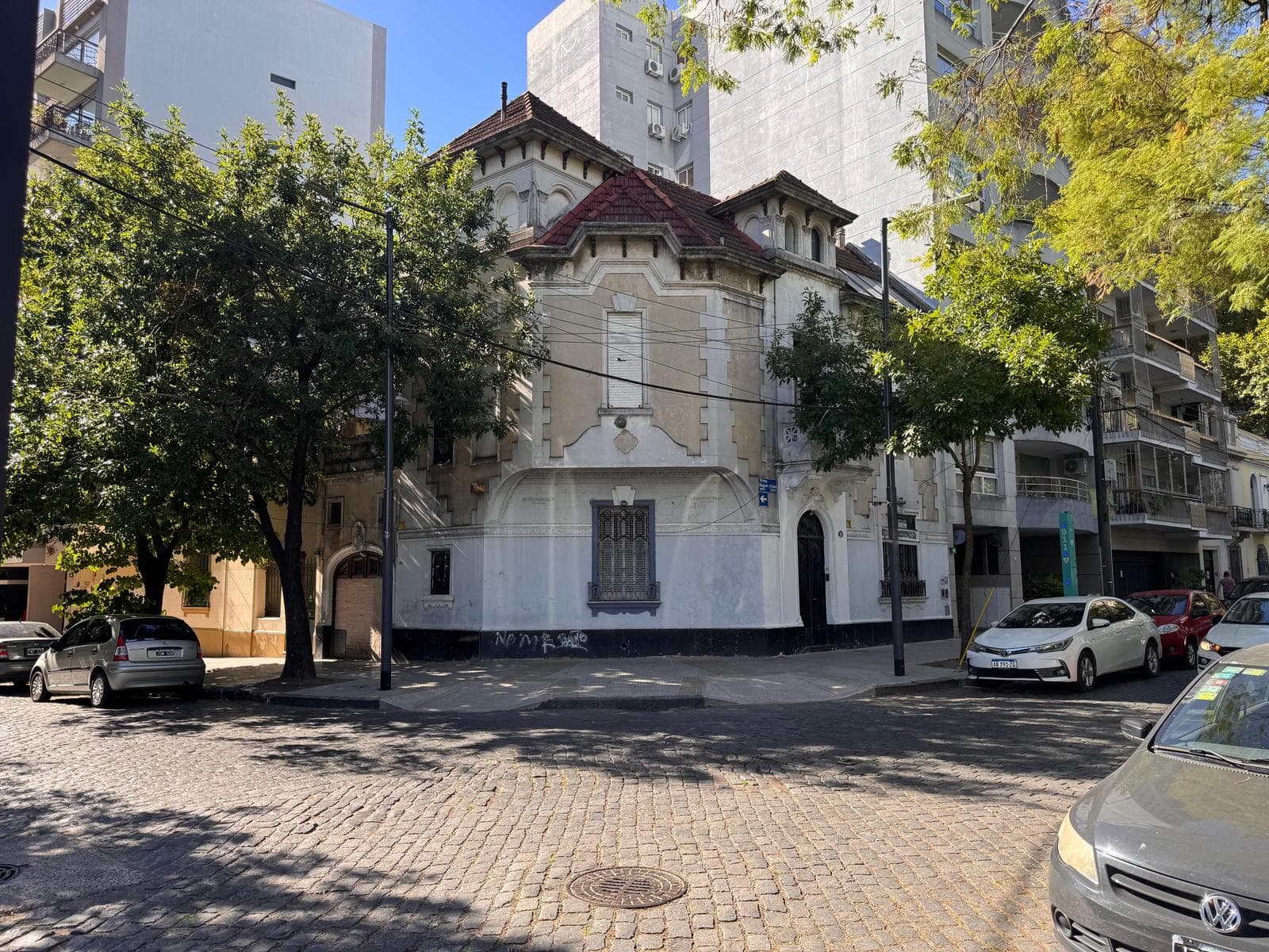 Casa de Estilo a Reciclar en Colegiales – Esquina – Gran potencial - 1