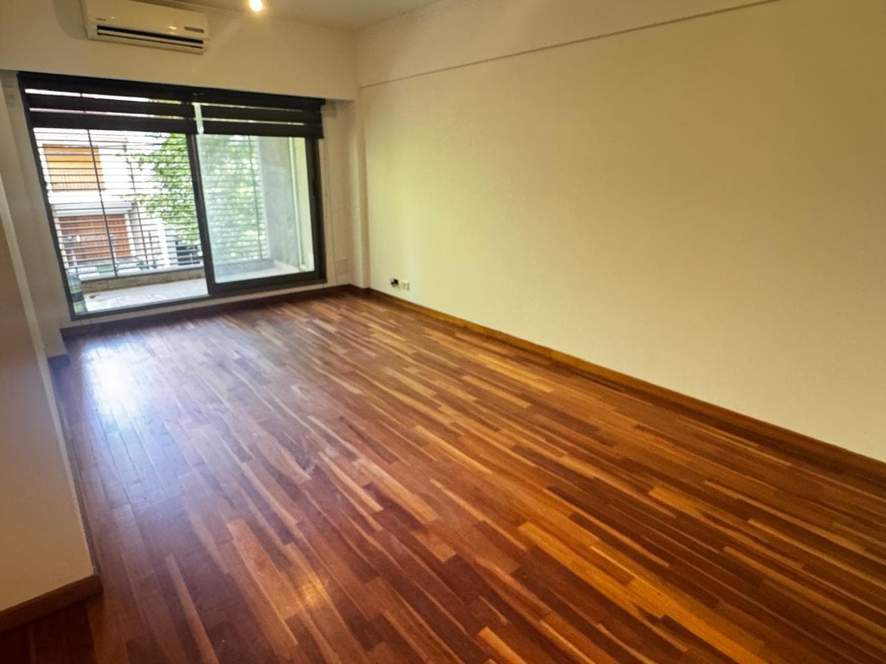 Semipiso al frente con balcon de categoria. Cochera. - 1