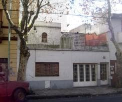 Casa con local, actividad comercial o vivienda - 1