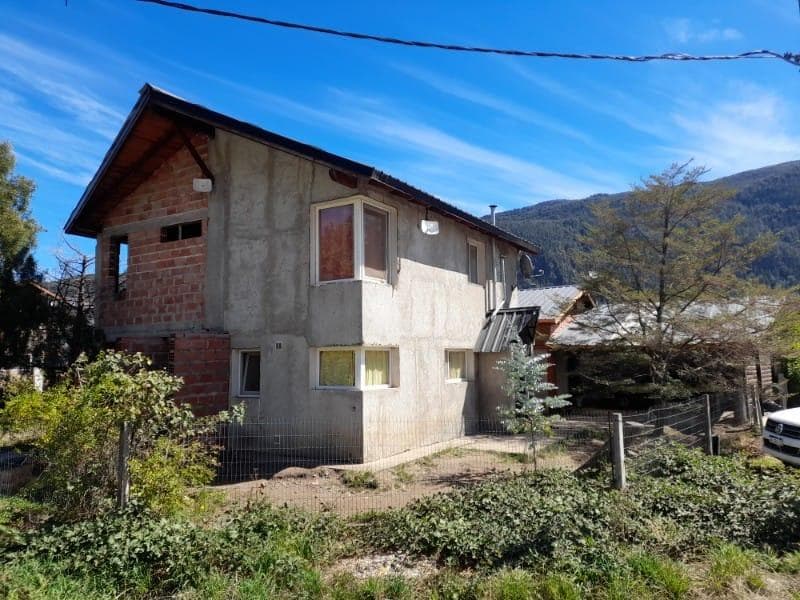 Lago Puelo, Isla centro, amplia casa en esquina - 1