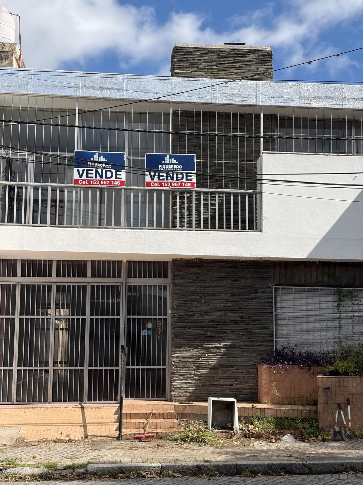 Casa en Saladillo, 4 dormitorios, 2 baños, montacargas, ideal instituciones - 1