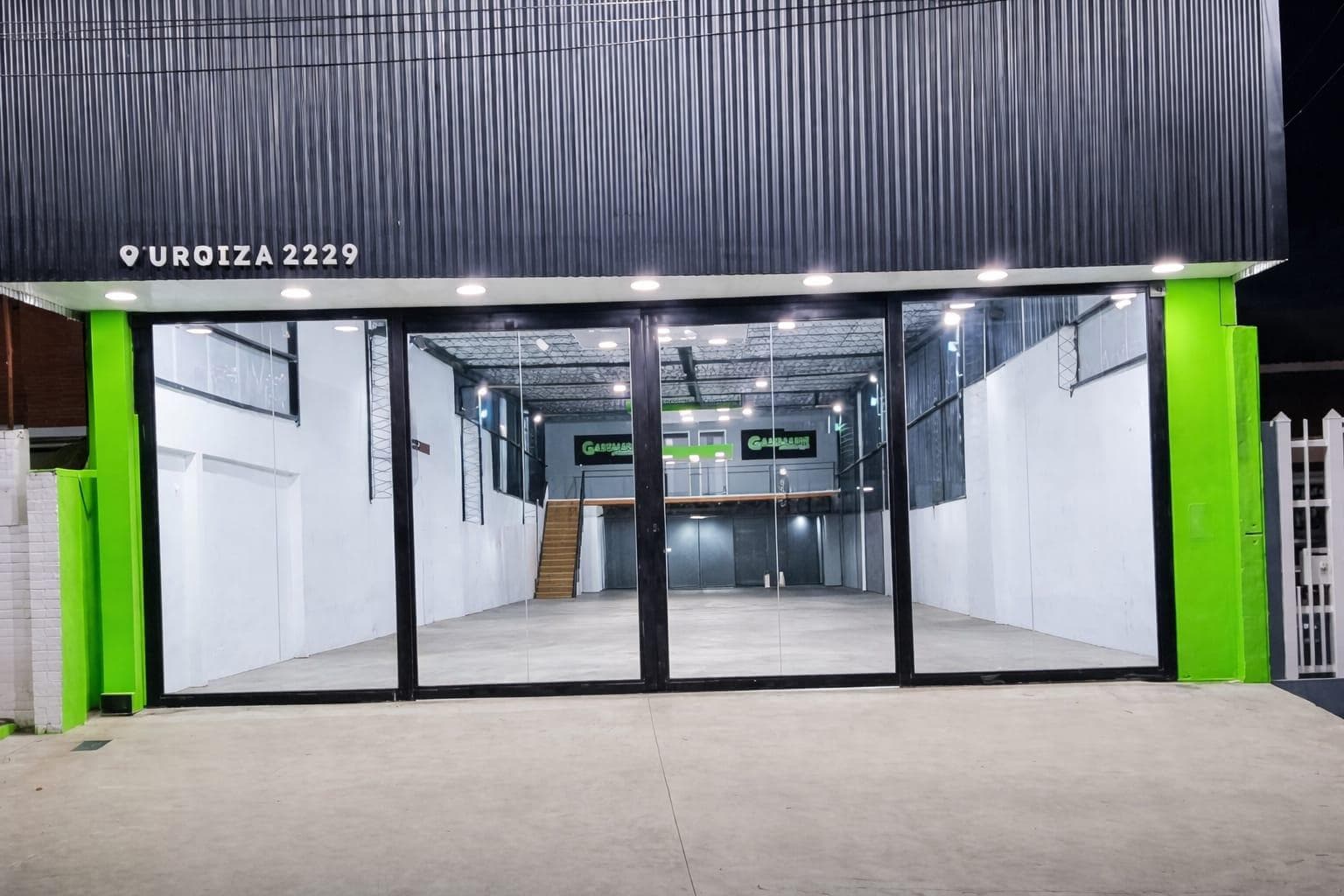 Amplio local en alquiler calle Urquiza al 2200 - 1