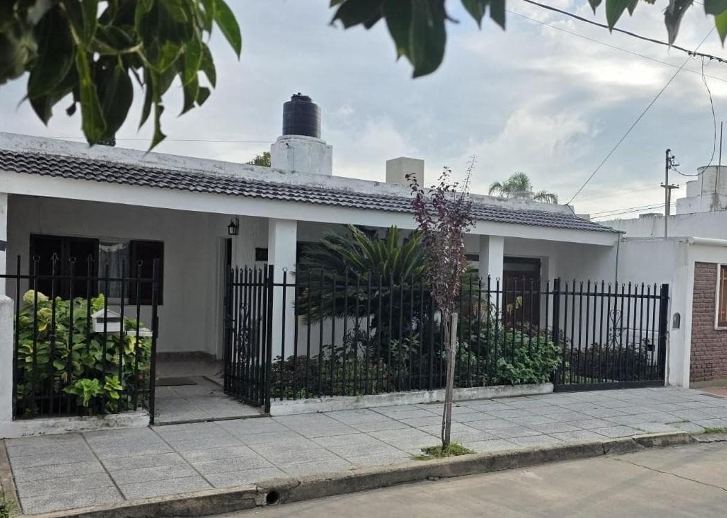 Casa en venta. Parque San Vicente. Con patio y quincho. - 1