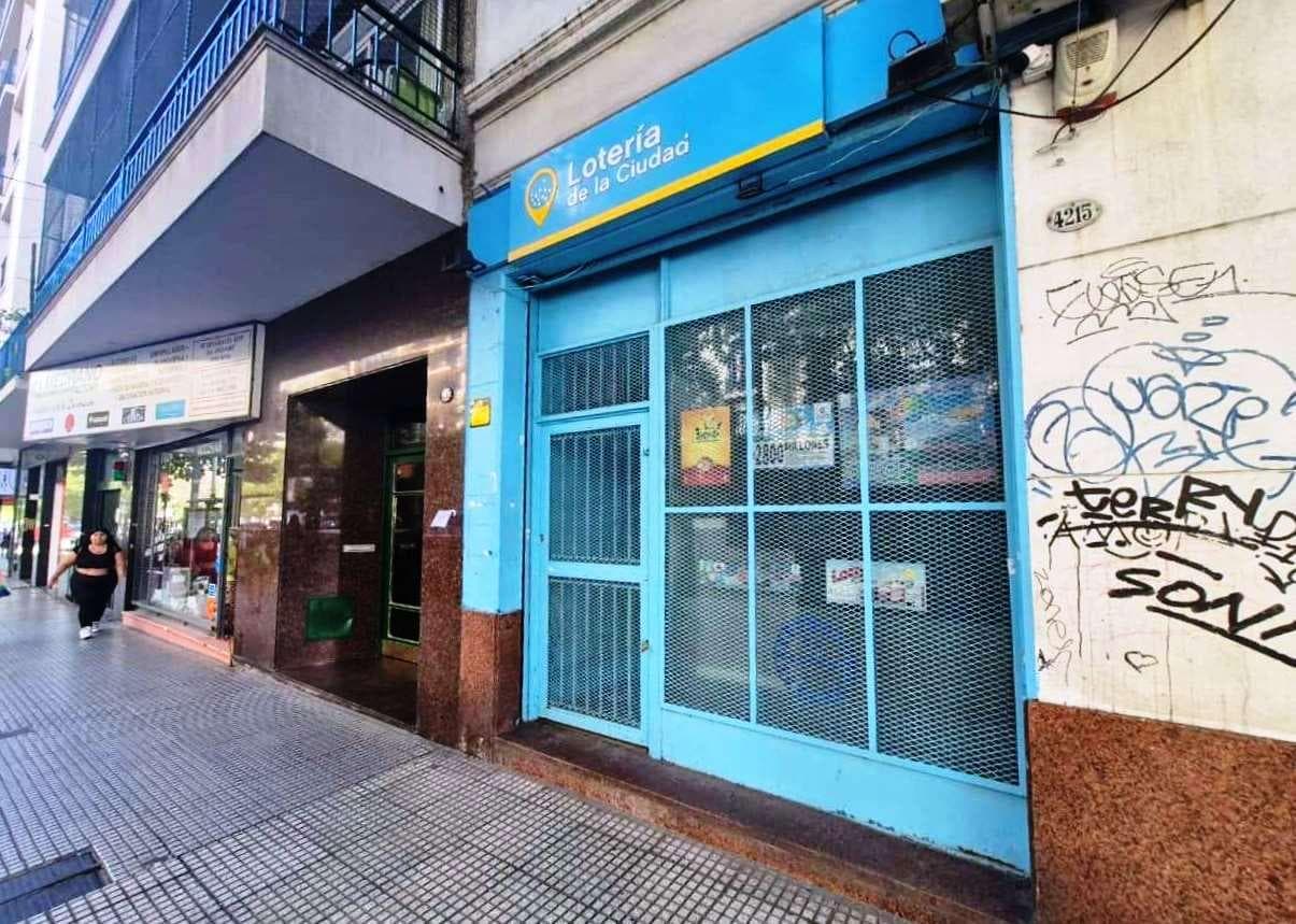 LOCAL S/ AV. RIVADAVIA - 44 m2 - 1
