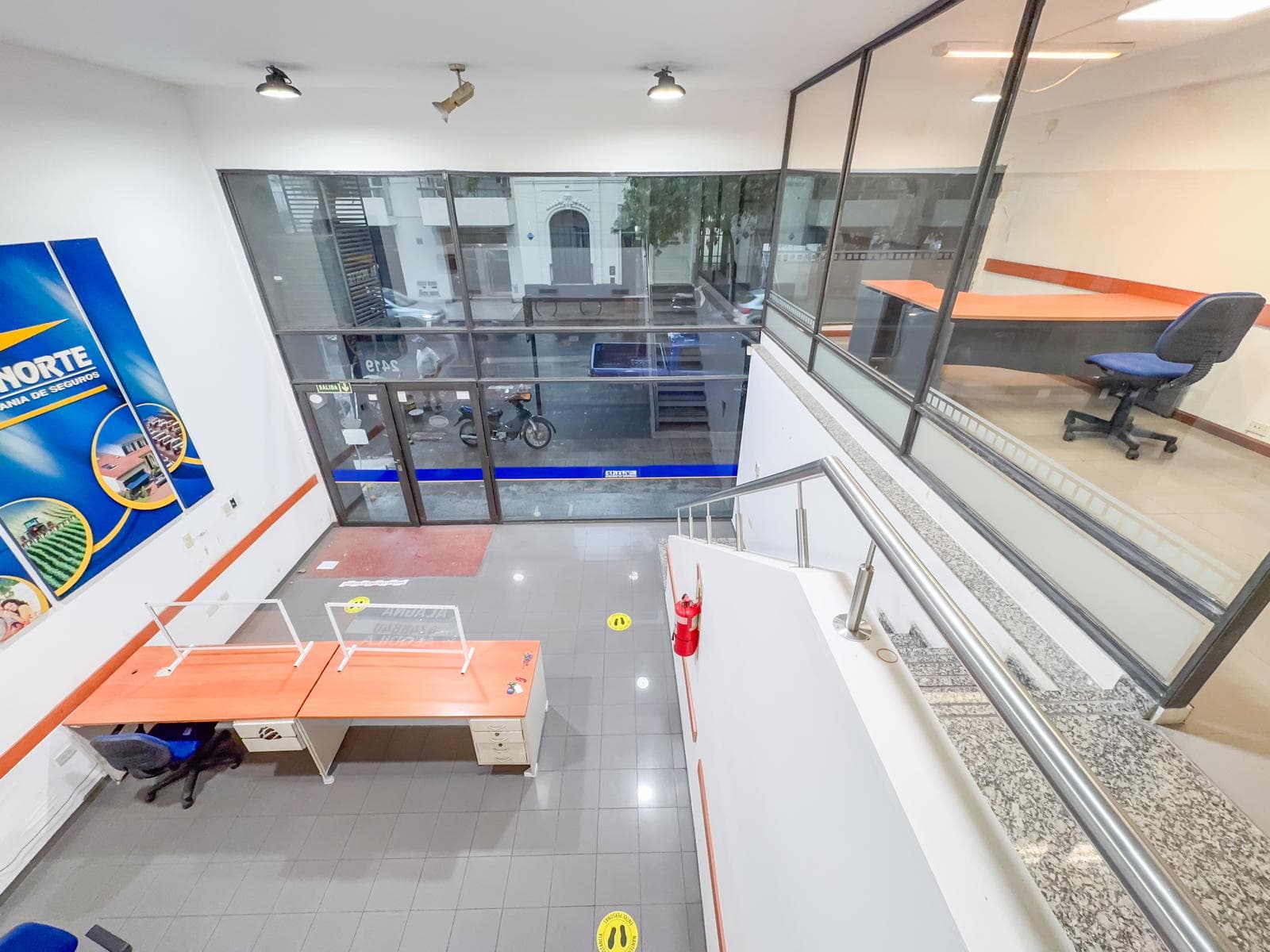 Local comercial en alquiler, 6mts de vidriera, ascensor, 2 plantas, Lourdes - 1